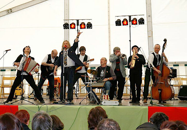 Die acht Musiker der Band bei einem Auftritt