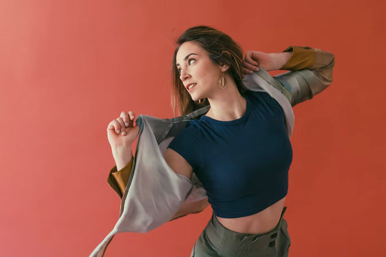 Porträt der Tänzerin, die sich zurückbeugt und nach hinten schaut