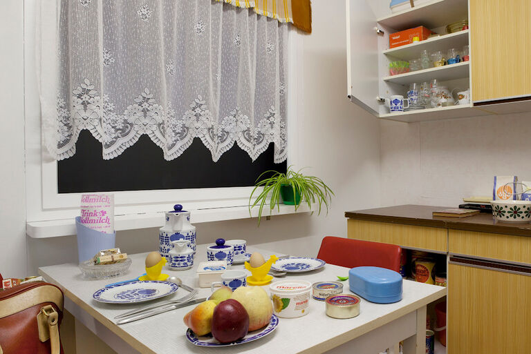 Blick in eine typische DDR Küche, die im Museum originalgetreu aufgebaut wurde