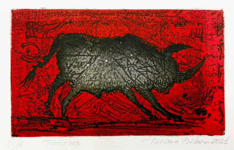 Grafik mit einem Stier vor einem roten Hintergrund mit schwer lesbaren Schriftzeichen