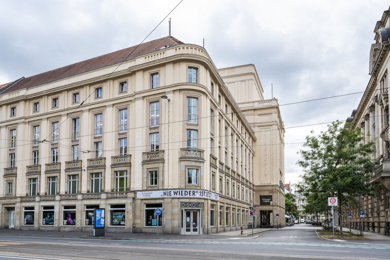 Seitliche Ansicht des Schauspiel Leipzig mit einem Banner "Nie wieder ist jetzt"