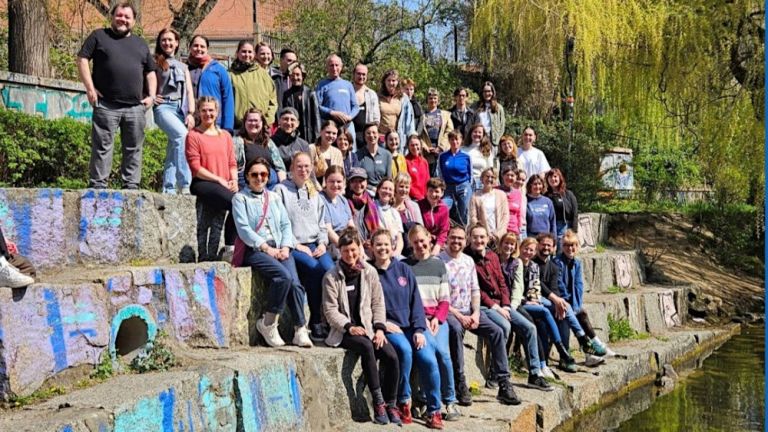 Gruppenfoto des Chors auf einer großen Steintreppe am Wasser