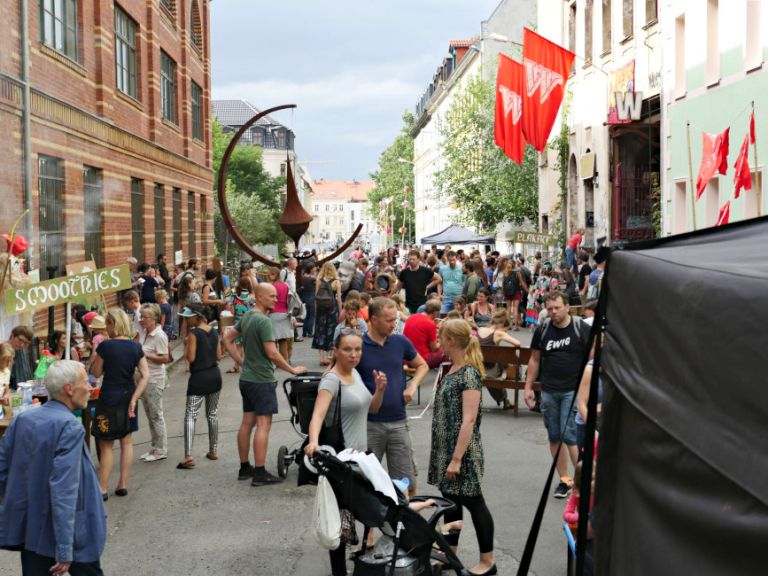 Zahlreiche Menschen drängen sich in der Hähnelstraße zwischen Ständen und Bühnen.