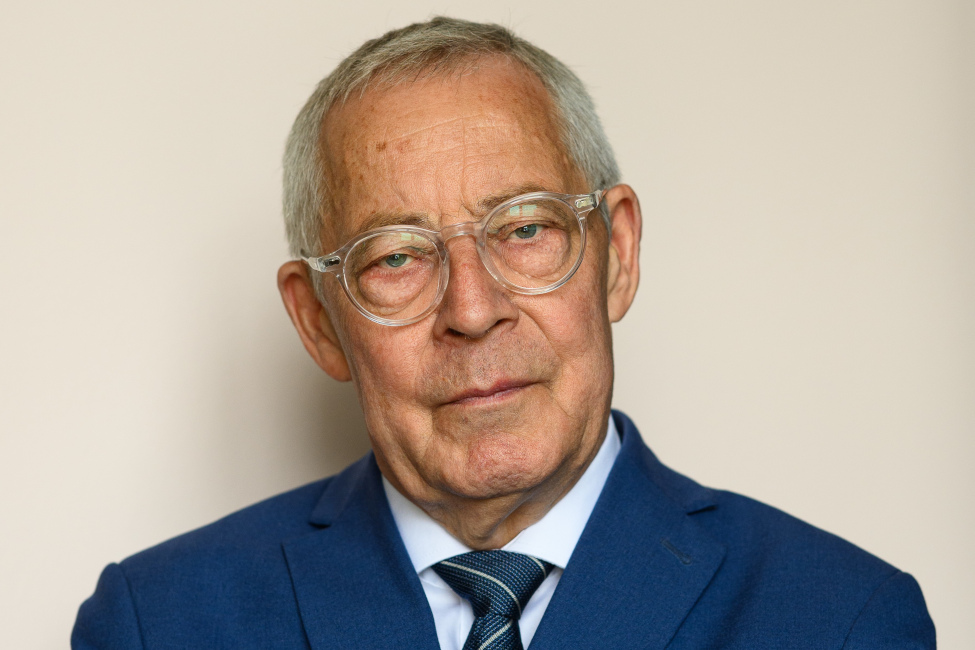 Portrait des ernst blickenden Historikers im blauen Anzug