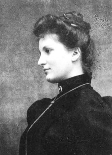 Historisches Foto von Alma Mahler in schwarzem Kleid und mit hochgesteckten Haaren