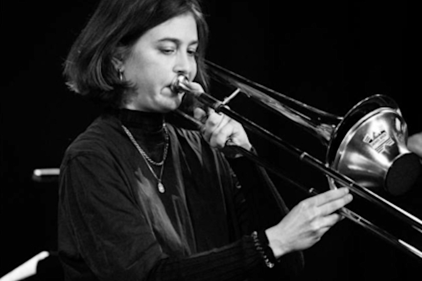 Schwarz-Weiß-Foto der Posaunistin mit ihrem Instrument