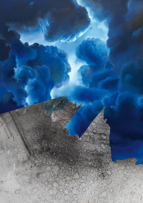 Ein Gemälde mit dunklen Wolken am Himmel und einer grauen strukturierten Fläche, die einen Felsen darstellt