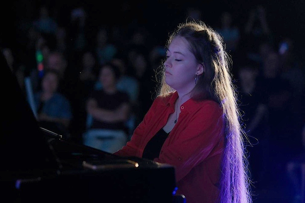 Die Pianistin bei einem Konzert mit konzenriertem Gesichtausdruck