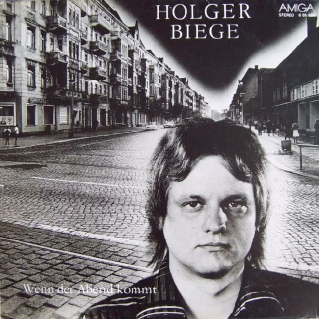 Schallplattencover in Schwarz-Weiß, das eine urbane Straße mit vielen Altbauten zeigt und ein Foto des Sänger Holger Biegee