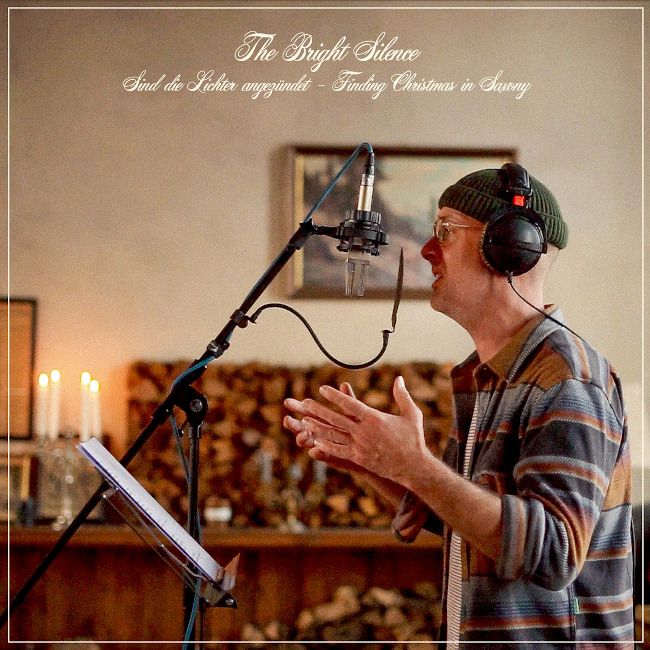 Auf dem Plattencover ist Kevin Johnston singend vor einem Mikrofon zu sehen. Im Hintergrund ist Feuerholz gestapelt und es leuchten Kerzen.