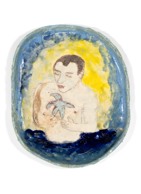 Kachel aus Keramik, die einen Mann mit nacktem Oberkörper zeigt, der bis zum Bauch im Wasser steht und einen Seestern in den Händen hält