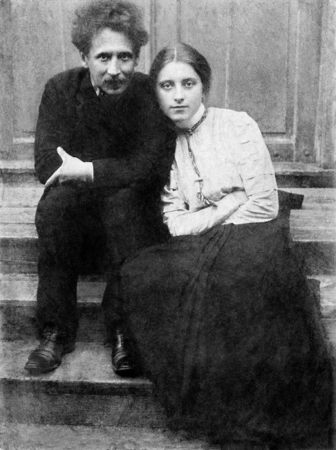 Auf einem historischen Foto sitzen der Komponist und seine Frau nebeneinander auf einer Treppe.