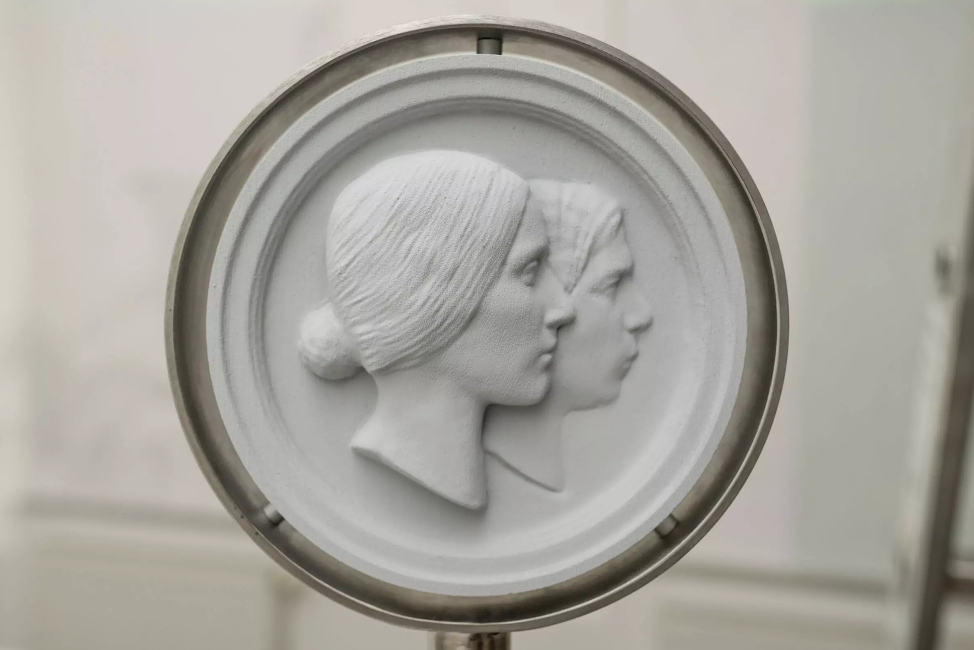 Plakette mit den Profilen von Clara und Robert Schumann