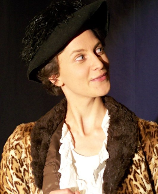 Portraitfoto der Schauspielerin in einem historischen Kostüm