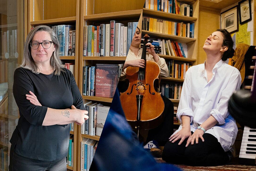 Fotos der Bibliothekarin und der Musikerin nebeneinander - auf beiden Bildern sind Buchregale im Hintergrund zu sehen.