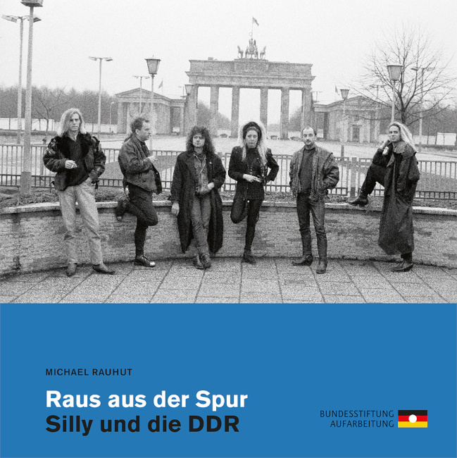 Buchcover mit einem historischen der Band vor der Berliner Mauer am Brandenburger Tor