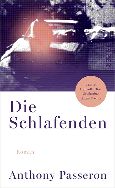 Auf dem Buchcover ist das Foto eines Jungen, der auf der Motorhaube eines alten Autos sitzt.