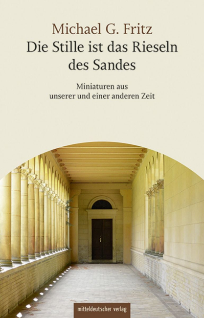 Auf dem Buchumschlag sieht man das Foto eines Kreuzgangs in einer Kirche oder einem Kloster.