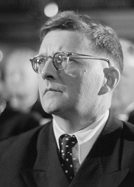 Schwarz-Weiß Foto von Dmitri Schostakovitsch in Anzug und Krawatte