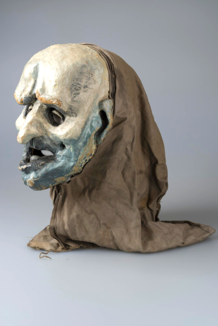 Maske, die das eingefallen Gesicht eines Obdachlosen zeigt