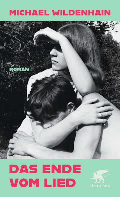 auf dem Buchcover ist das Schwarz-Weiß-Foto von einem jugendlichen Paar zu sehen, das sich in den Armen hält.