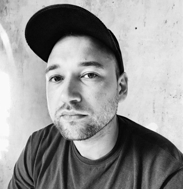 Portrait des jungen Musikers mit Basecap
