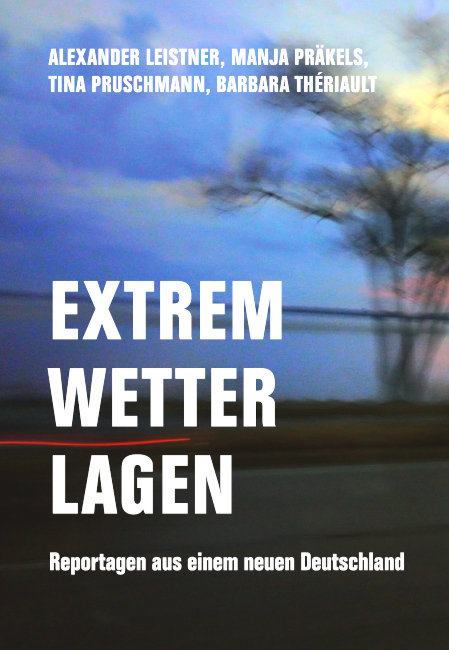 Auf dem Buchcover ist das unscharfe Foto einer Landschaft zu sehen, das wie aus einem fahrenden Zug heraus fotografiert wirkt.