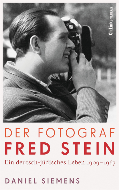 Auf dem Buchumschlag ist eine Schwarz-Weiß-Fotografie von Fred Stein zu sehen, der durch den Sucher einer Kamera blickt.