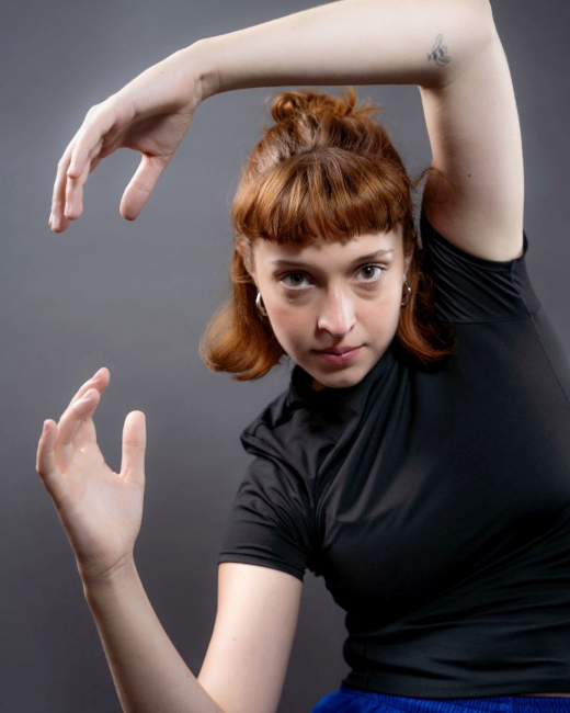 Foto der Künstlerin in einer tänzerischen Pose