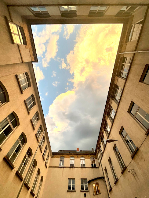 Blick aus dem Geviert des Gewerbehofs in den Himmel
