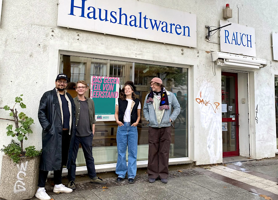 Gruppenfoto des Organisationsteams vor dem Schaufenster des ehemaligen Ladens.