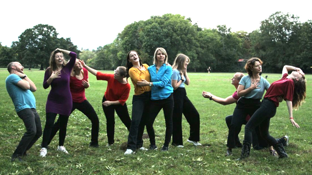 Gruppenfoto im Freien auf dem die Mitglieder verschiedene Posen einnehmen