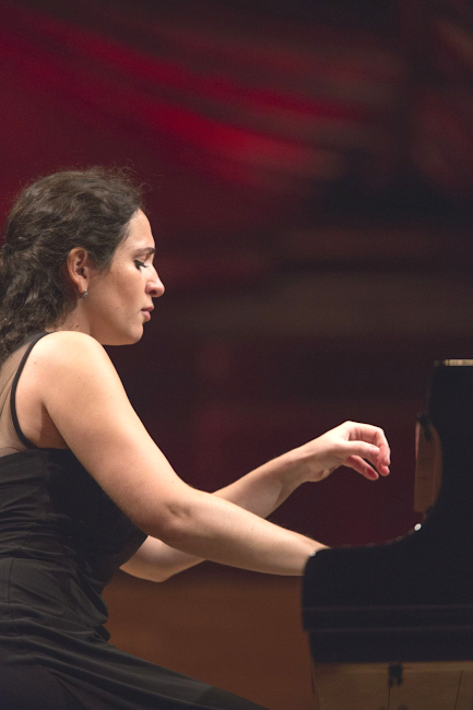Nahaufnahme der Pianistin bei einem Konzert am Flügel