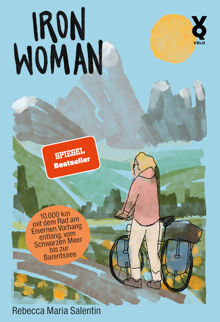 Das Buchcover zeigt die Zeichnung einer Person, die vor dem Hintergrund von schneebedeckten Bergen ein Fahrrad schiebt.
