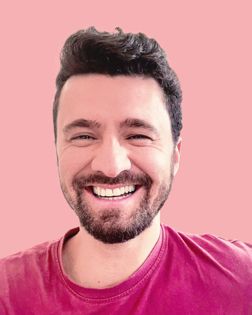 Portraitfoto des lächelnden Künstlers mit kurzem Vollbart und in rotem T-Shirt