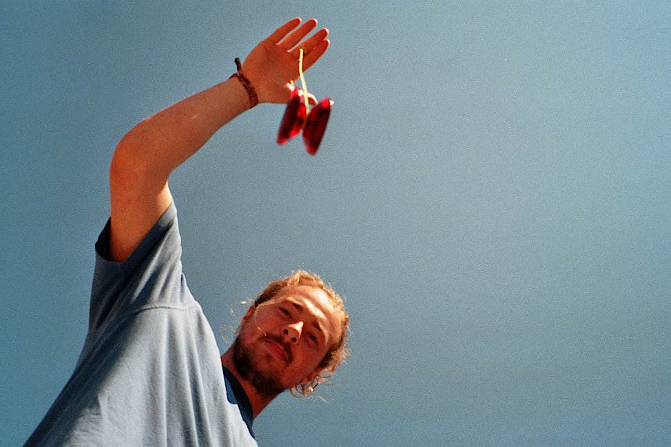 Julius Krebs gegen den Himmel fotografiert und mit einen Yoyo in der Hand