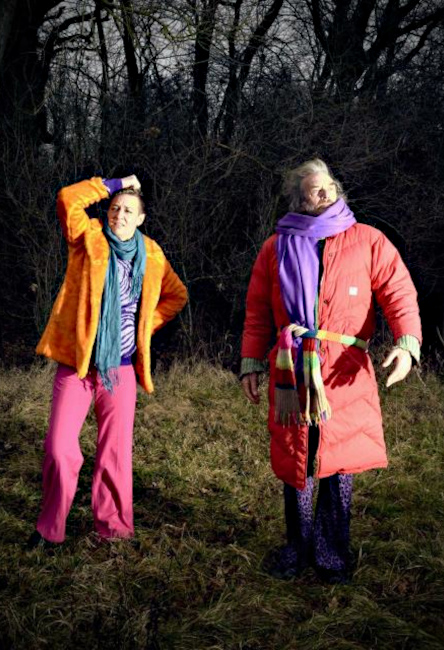 Kaboros und Jens-Paul Wollenberg stehen nachts auf einer Lichtung im Wald und sehen ratlos aus.