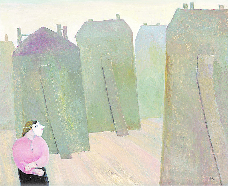 Eine Person mit weißer Theatermaske steht hinter drei Kulissen von Häusern