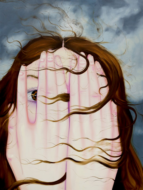Gemälde einer Frau, deren Haare im Wind wehen und die sich beide Hände vor das Gesichthält und nur mit einem Auge durch die Finger hindurch sieht
