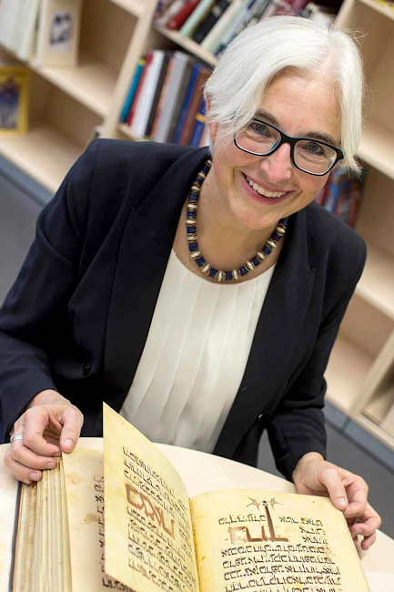 Die lächelnde Wissenschaftlerin mit einer hebräischen Handschrift