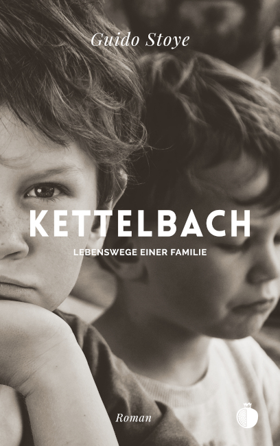 Das Buchcover zeigt ein Schwarz-Weiß-Foto zweier Jungen nebeneinander, die sich nicht ansehen.