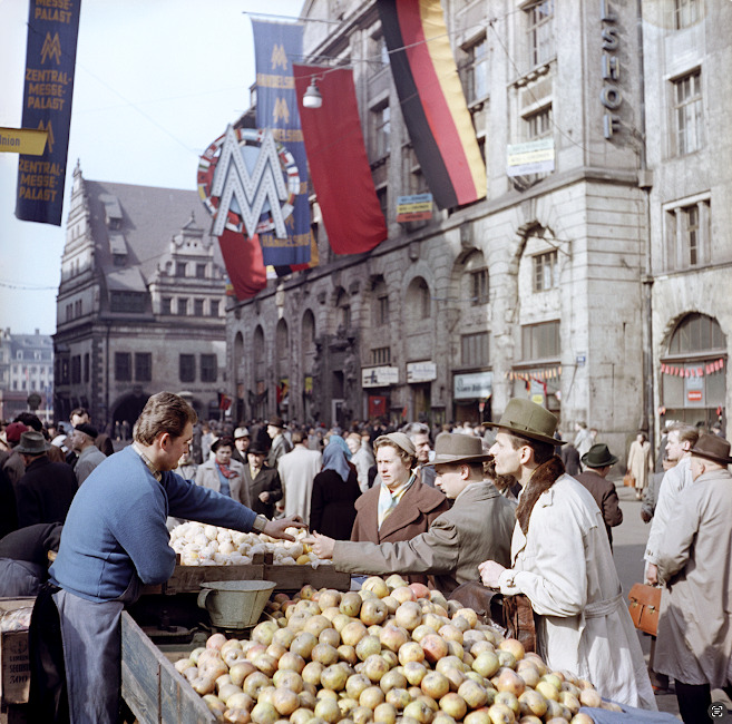 Historisches Foto von einem Markststand und Kunden in der Leipziger Innenstadt