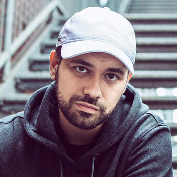Portrait des ernst blickenden Rappers auf einer Treppe