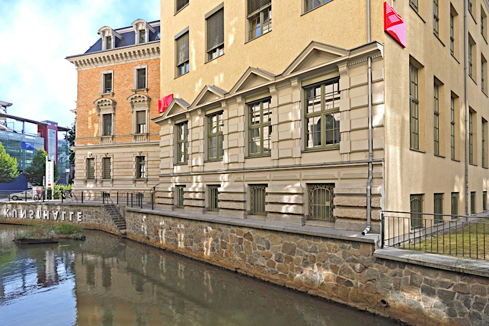 Das Gebäude der Kunsthalle spiegelt sich in einem Wasserlauf.