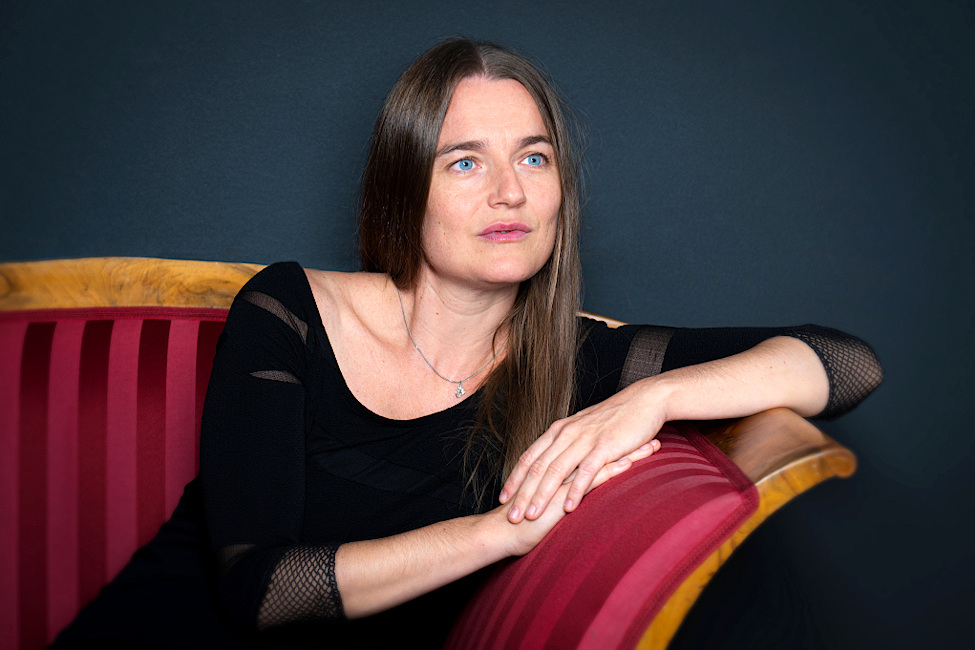 Portraitfoto der Pianistin auf einem antik anmutenden Sofa