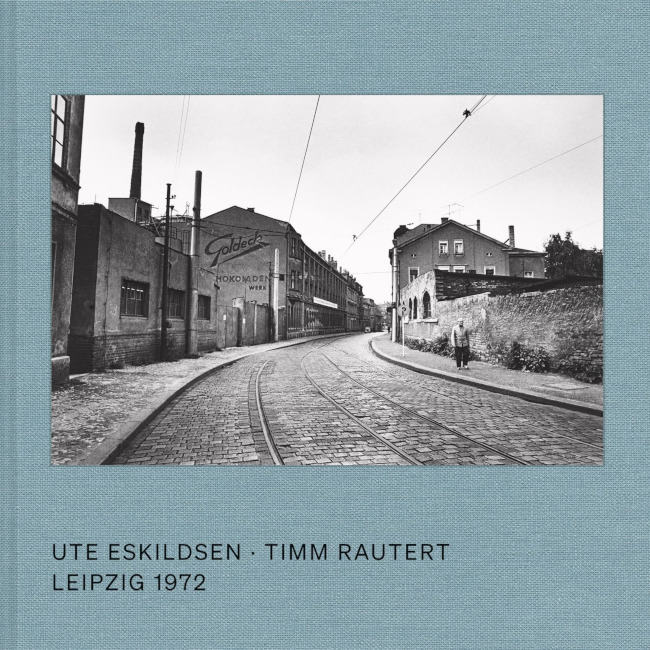 Auf dem Buchcover ist ein historisches Foto einer Leipziger Staße mit Verfall, Kriegsschäden und einer einzelnen Person zu sehen.