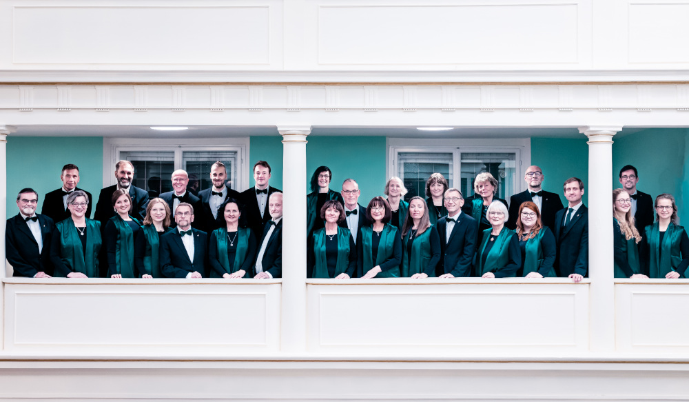 Gruppenfoto des Chores auf einer Ballustrade mit Säulen