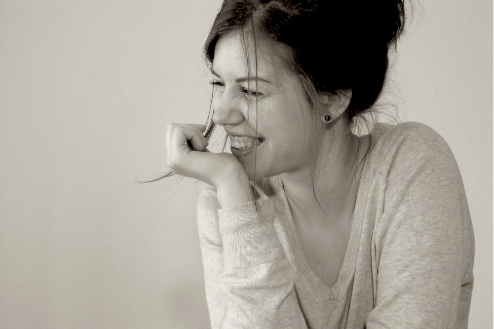 Schwarz-Weiß-Foto der lachenden Autorin