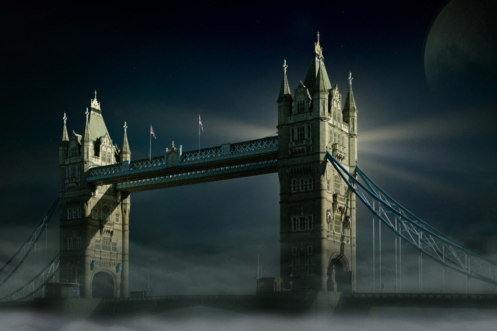 Die Tower Bridge in London bei Nacht und Nebel