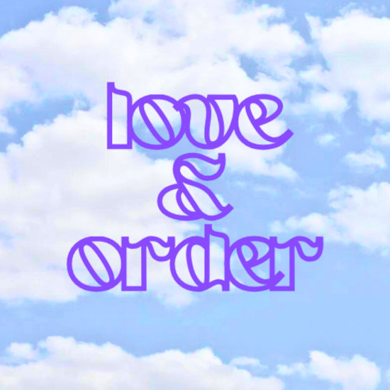 Der Schriftzug "love & order" ist vor einem blauen Himmel mit weißen Wolken zu sehen